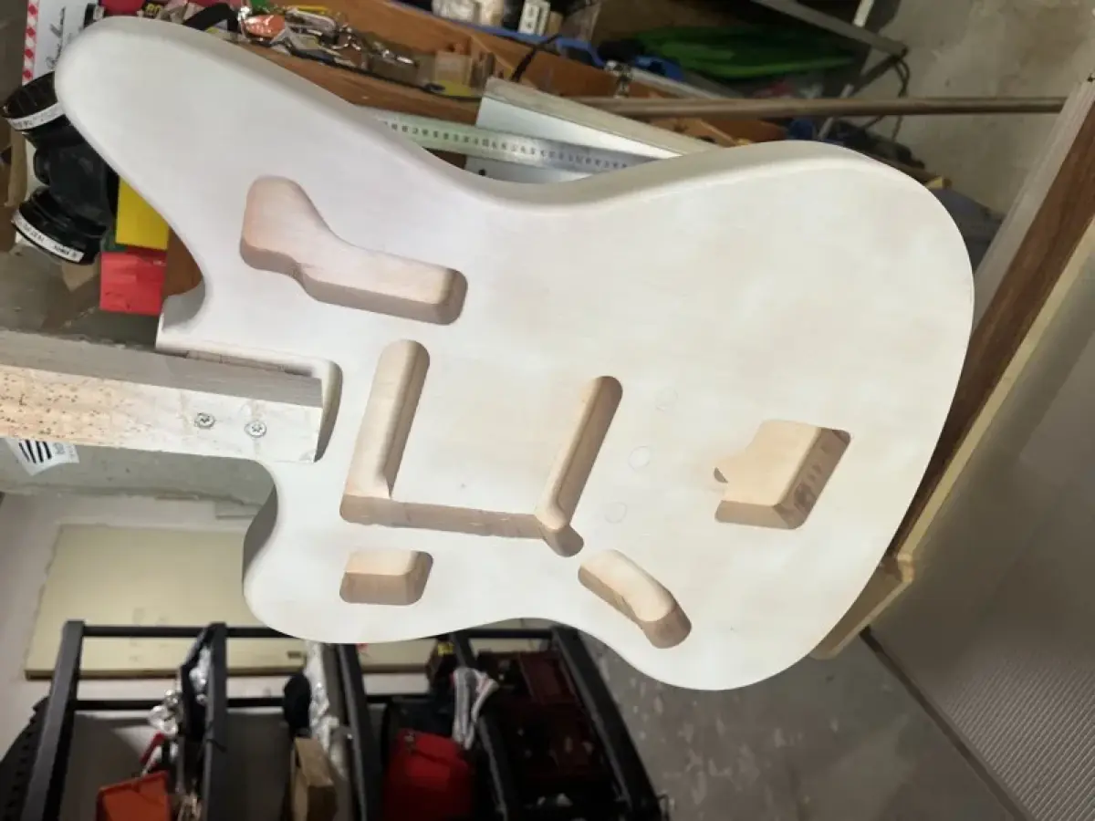 Atelier luthier — finition guitare gaucher